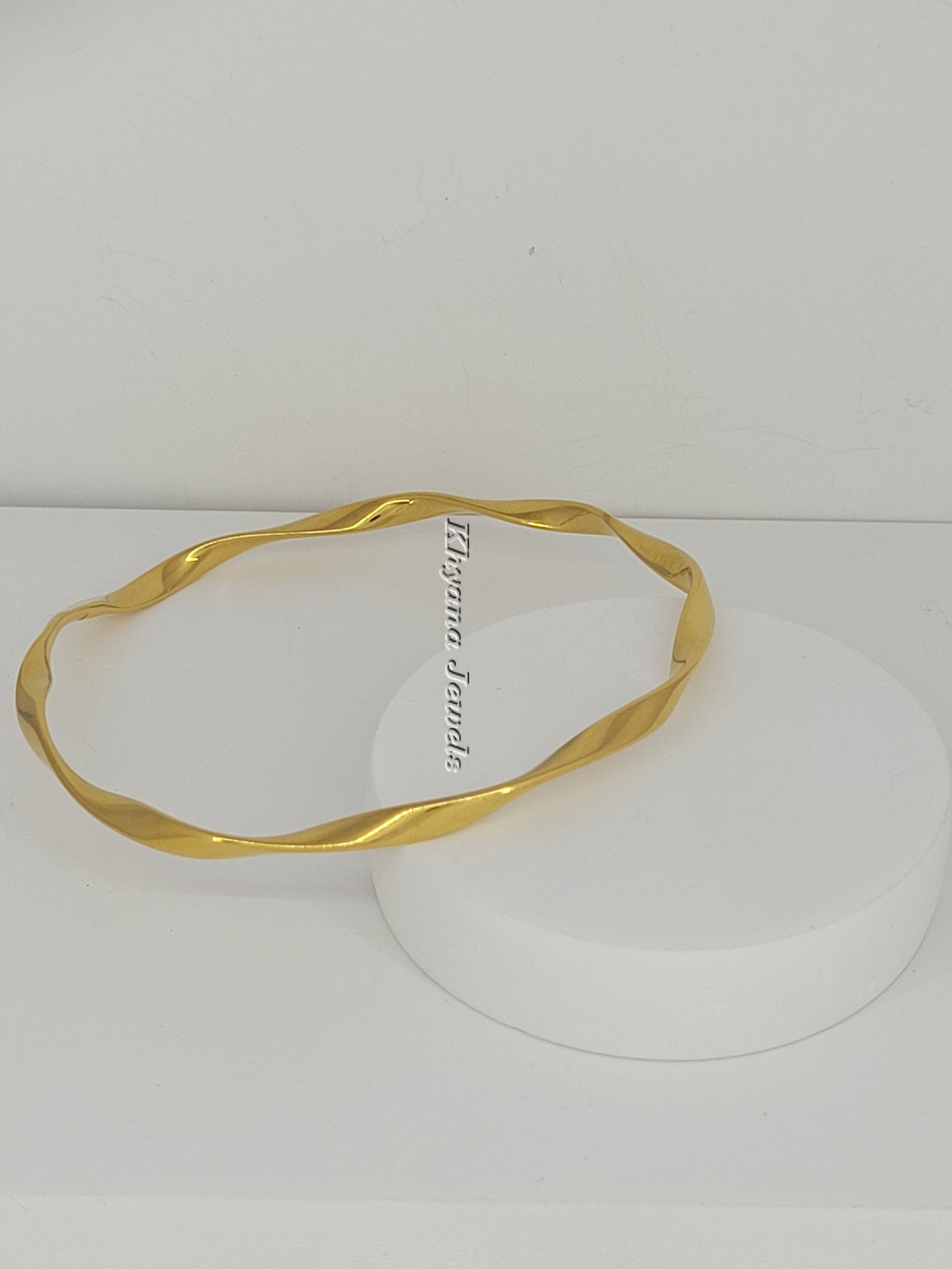 Minimal Twisted Slim Bangle